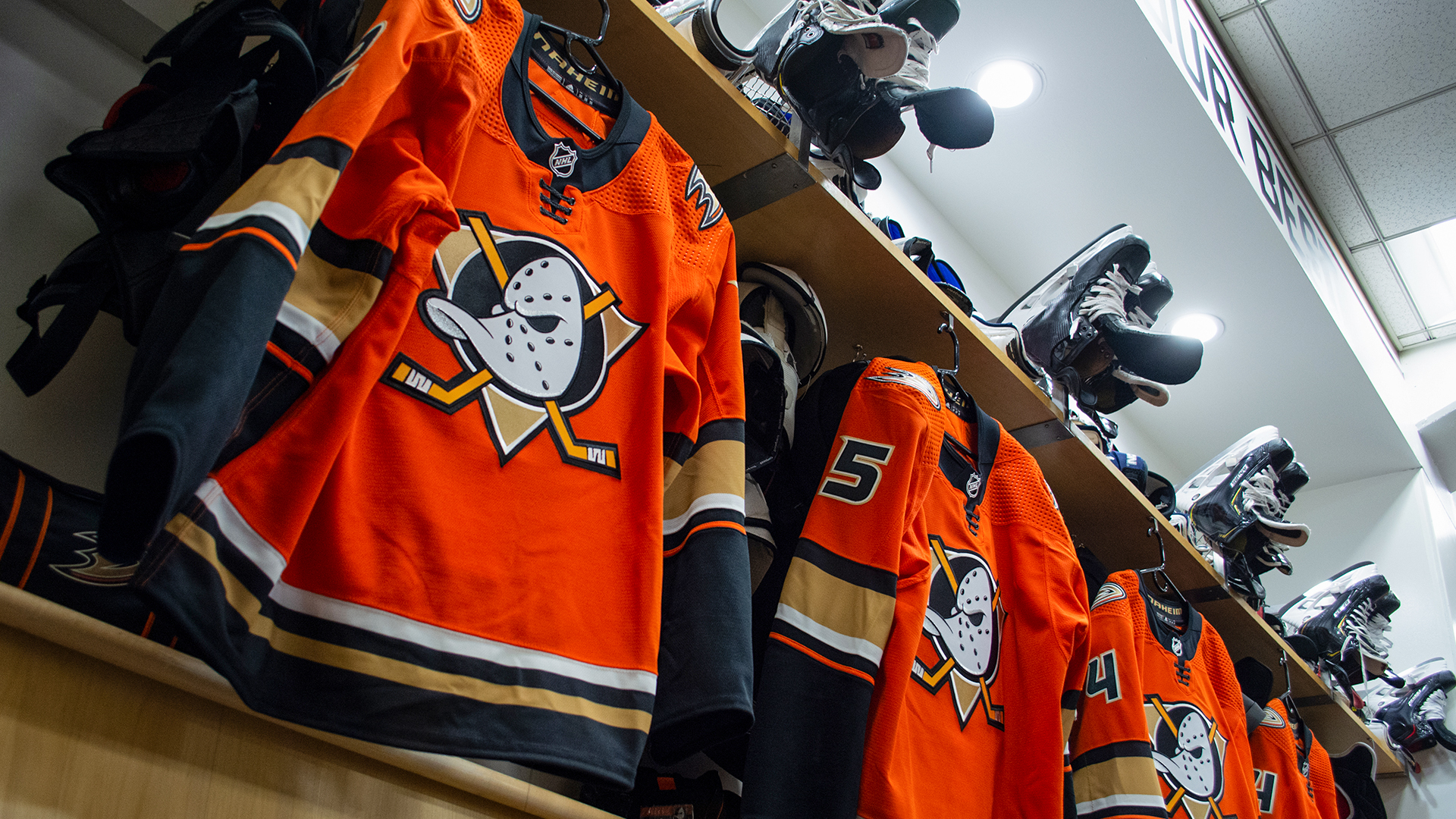 Anaheim Ducks celebrate roots with Mighty Ducks jerseys - Los Angeles Times